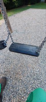 Vandalizem na otroškem igrišču (3)
